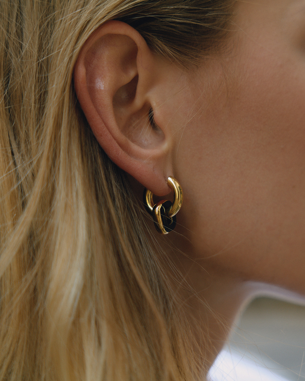 Bold Link Enamel Hoop Earrings – Black