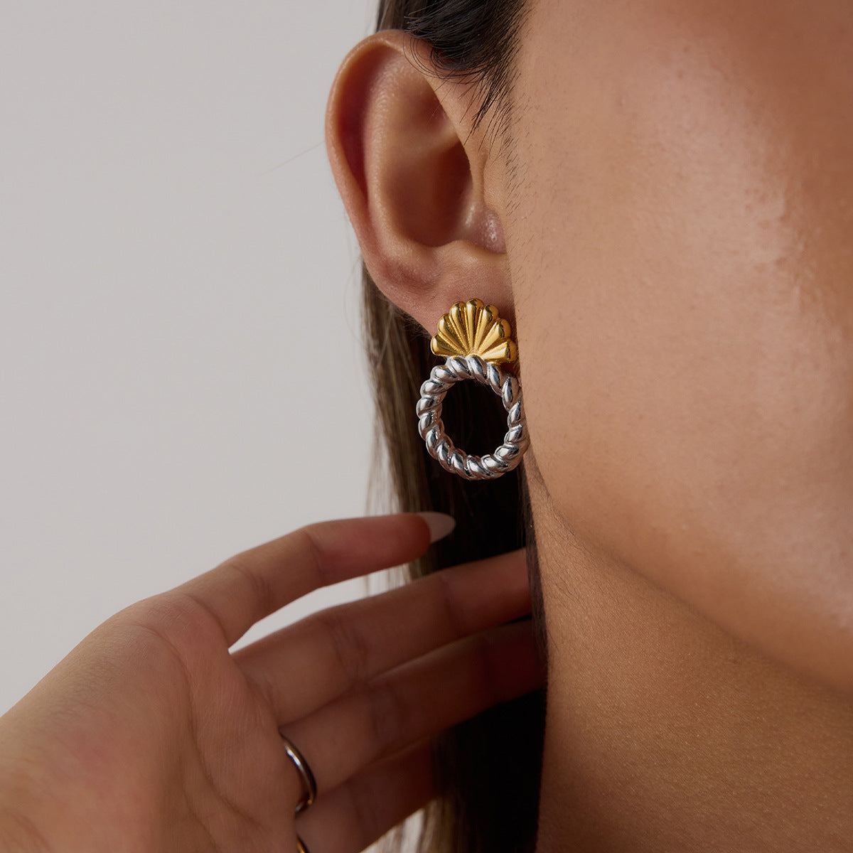 Shell Crest Knot Studs - Golden