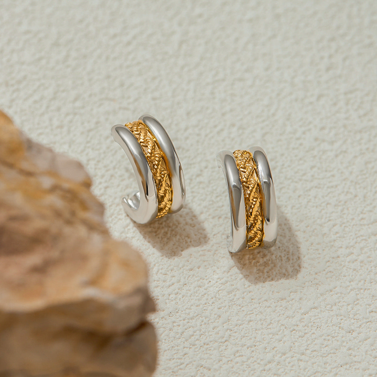 Zoom on the shiny mixed metal earrings with lifetime color guarantee