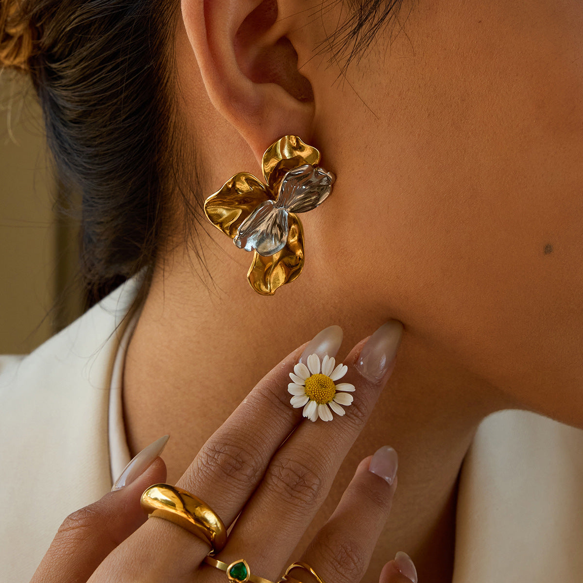 Gold_and_silver_flower_earrings_worn_by_woman_with_daisy_flower