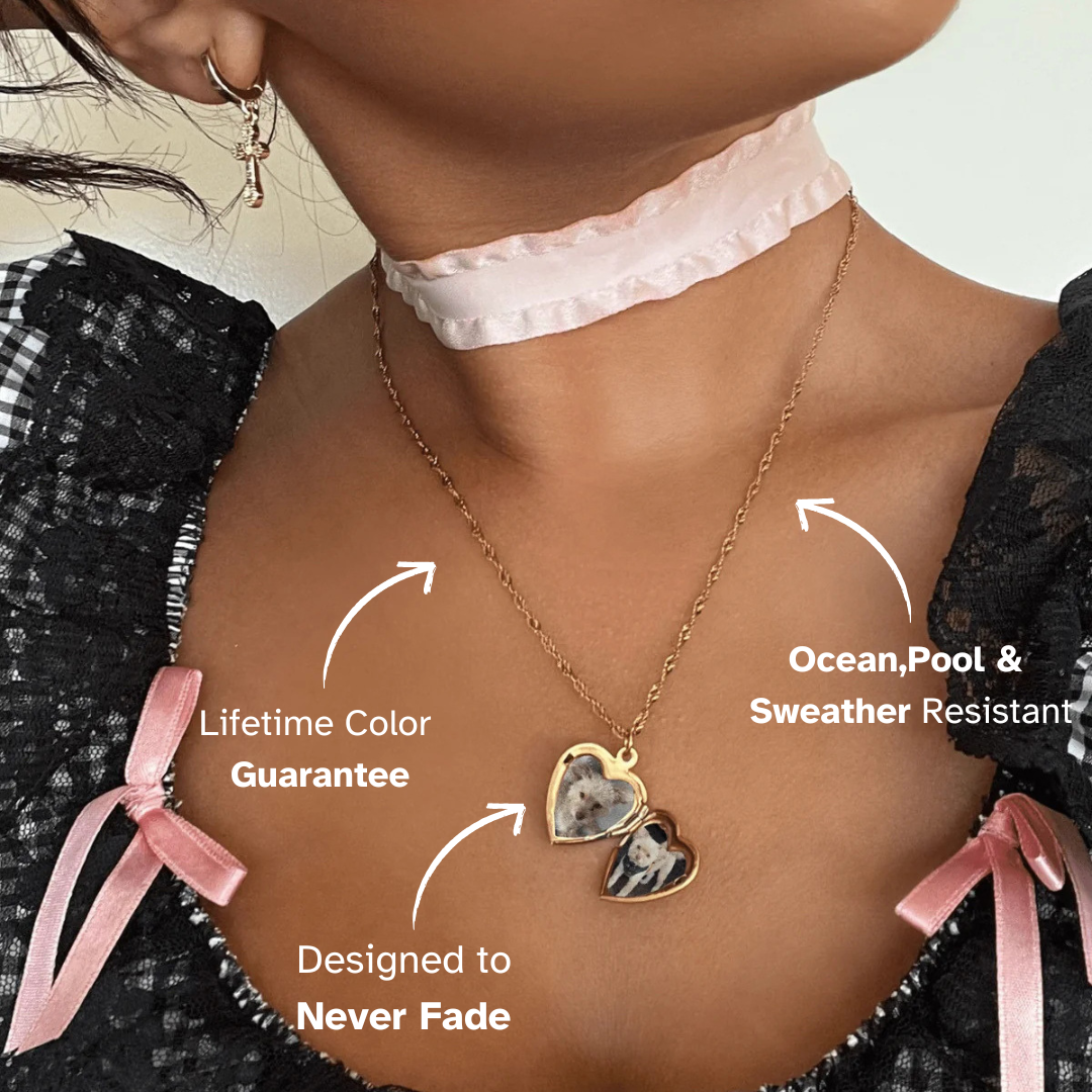 Necklace with heart-shaped pendants worn by a person, with text highlighting features.