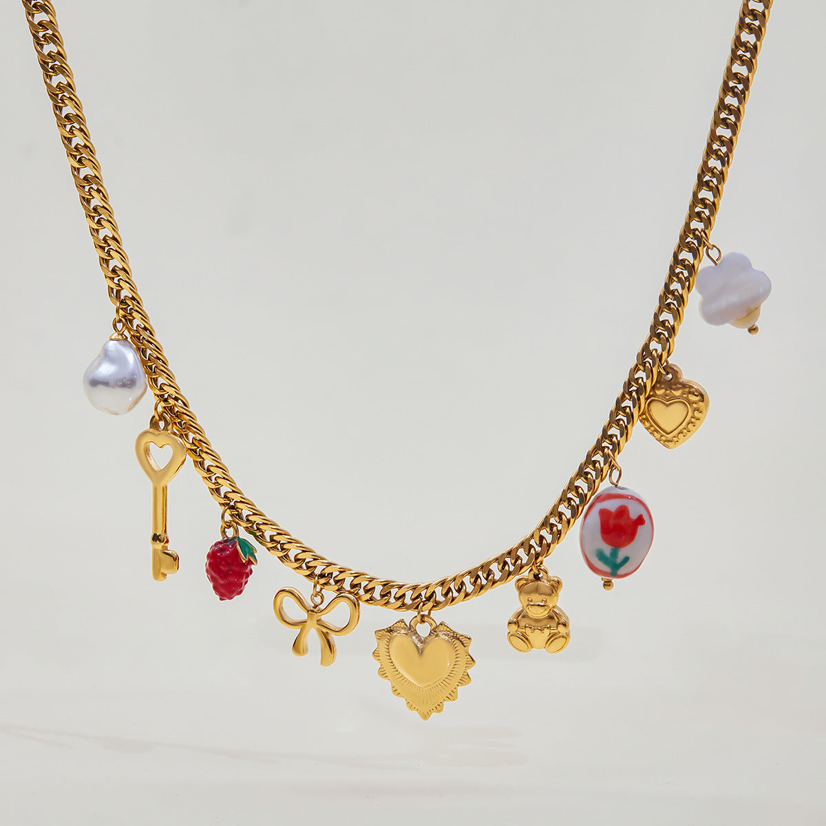Stylish necklace with colorful flower bead and sculpted gold details