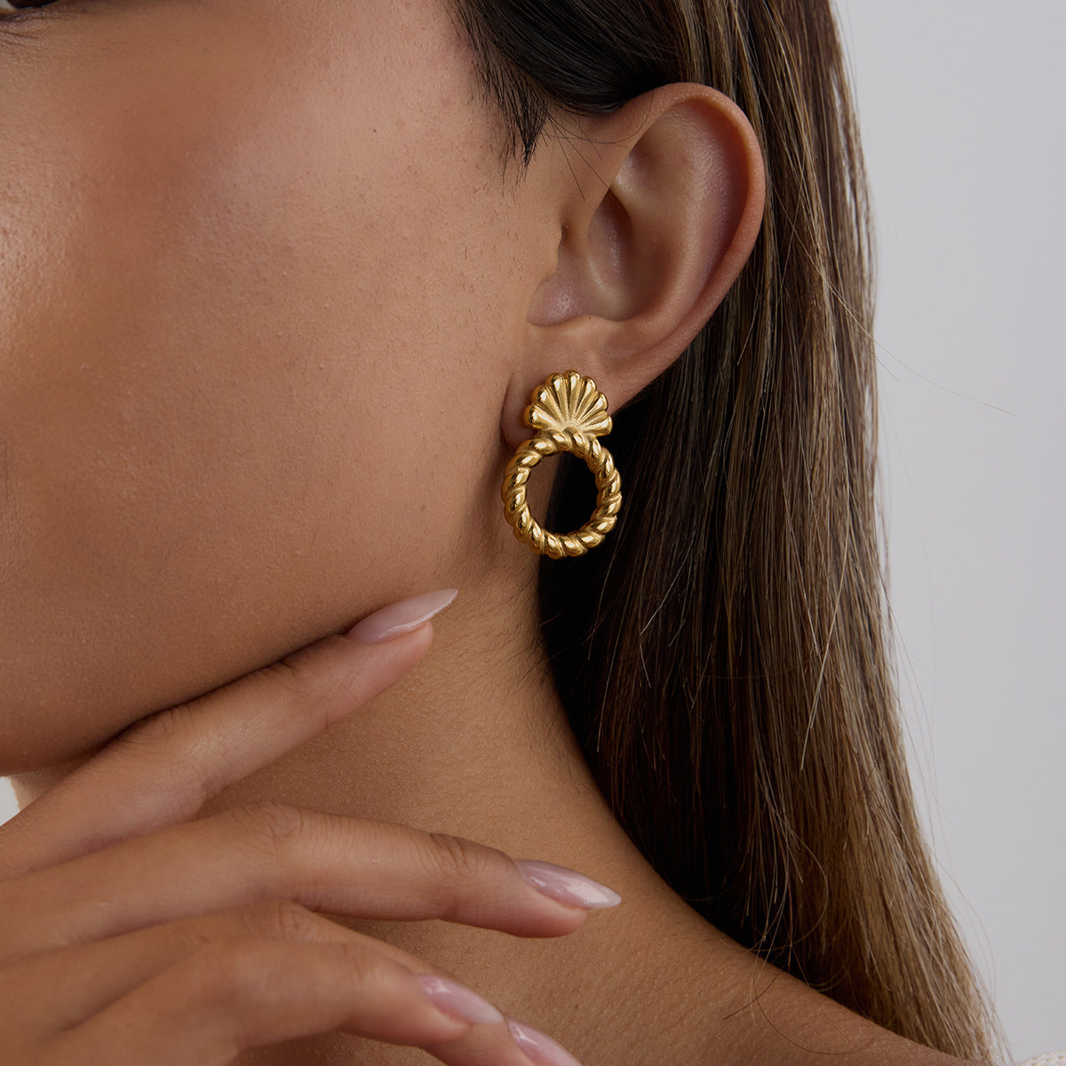Shell Crest Knot Studs - Golden