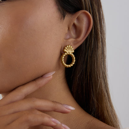 Shell Crest Knot Studs - Golden