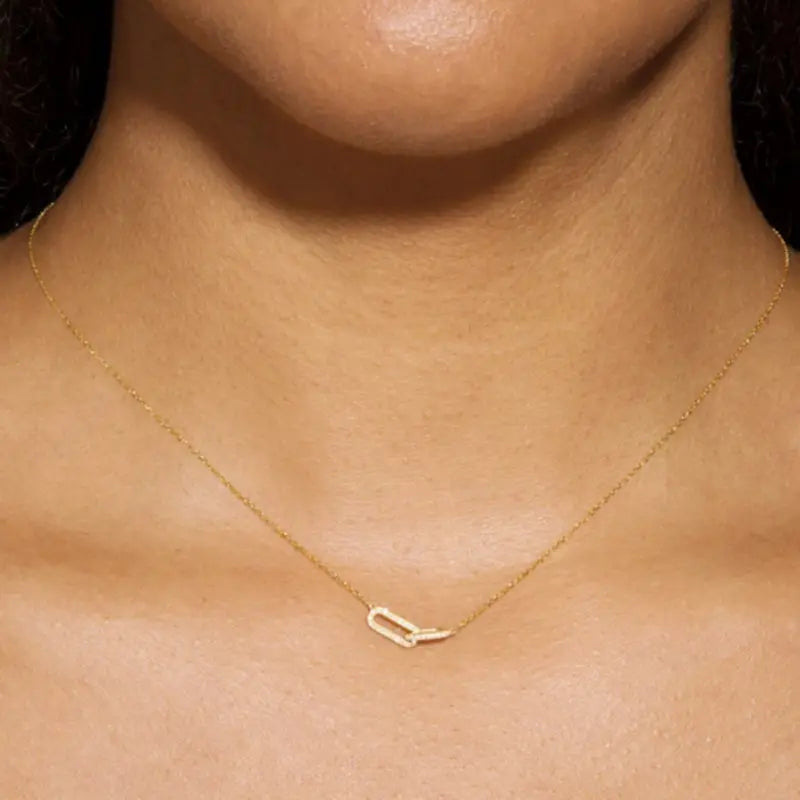Model wearing a 925 sterling silver necklace with a zircon-studded link, designed for elegance and sophistication.