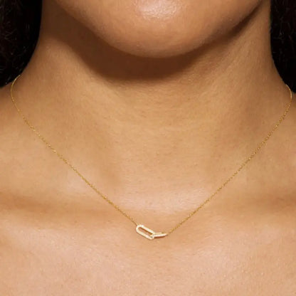 Model wearing a 925 sterling silver necklace with a zircon-studded link, designed for elegance and sophistication.
