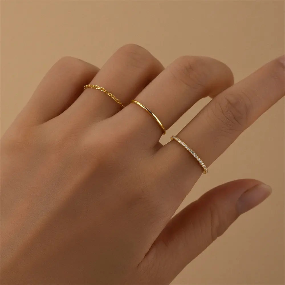 Model wearing 925 sterling silver gold-plated 3-piece ring set with sparkling zirconia stones on hand
