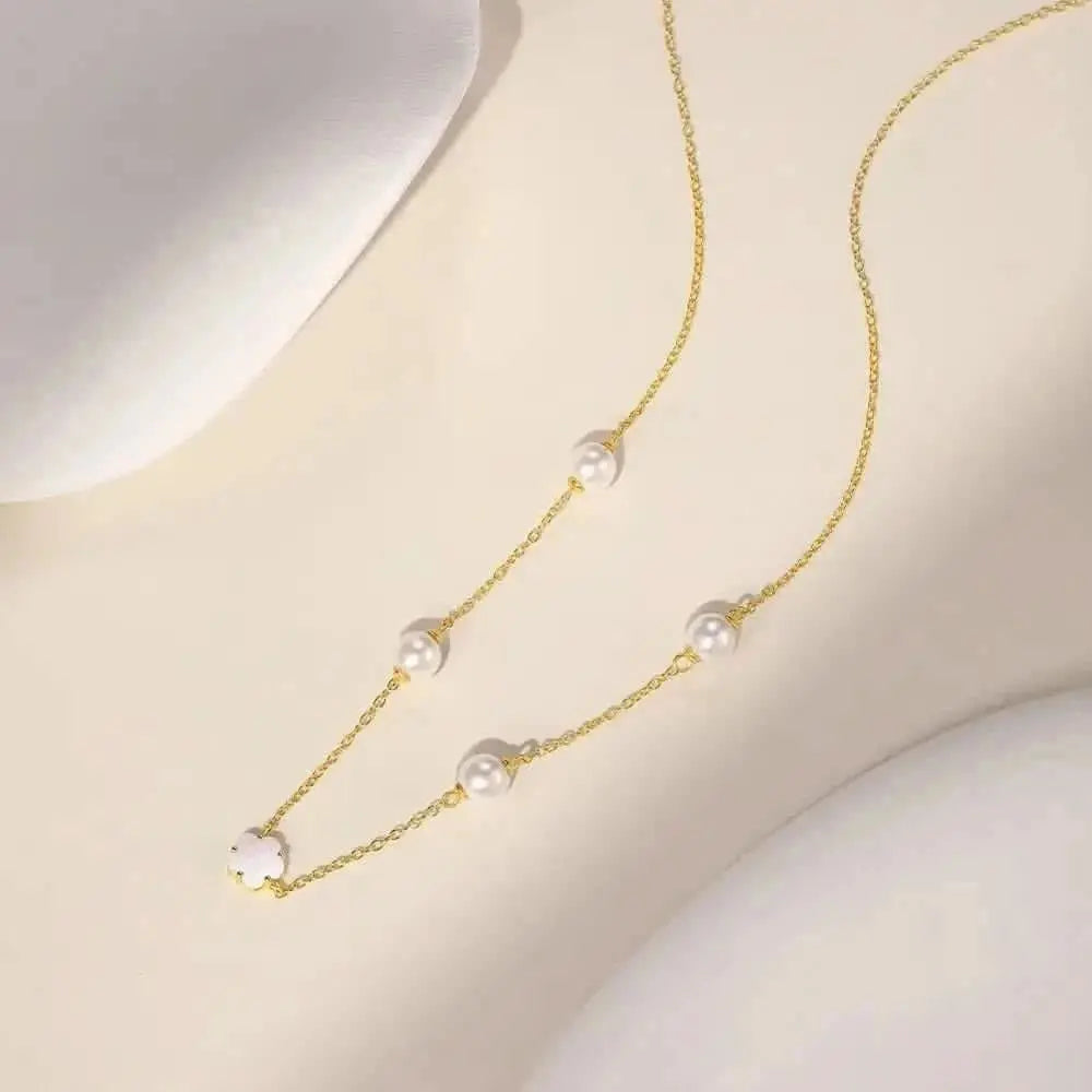 Collier de perles à cinq pétales et coquillages blancs