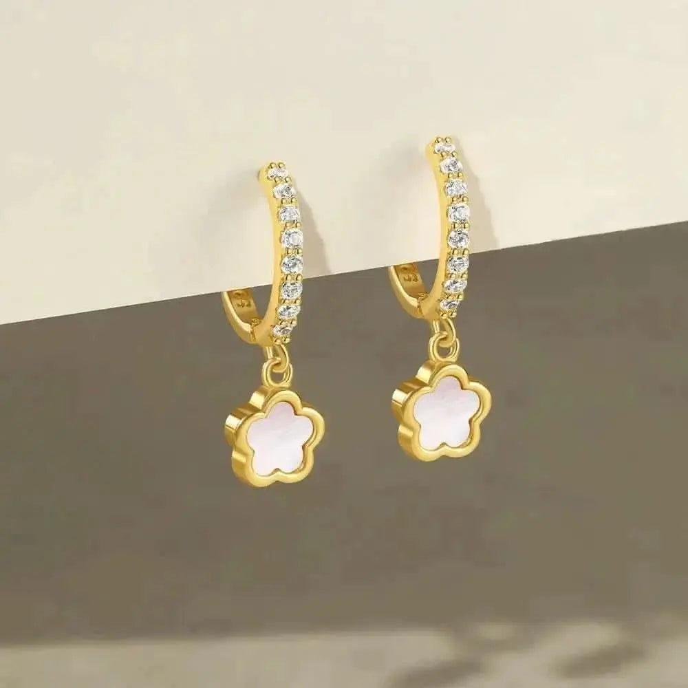 Pendientes de aro con flor de concha blanca