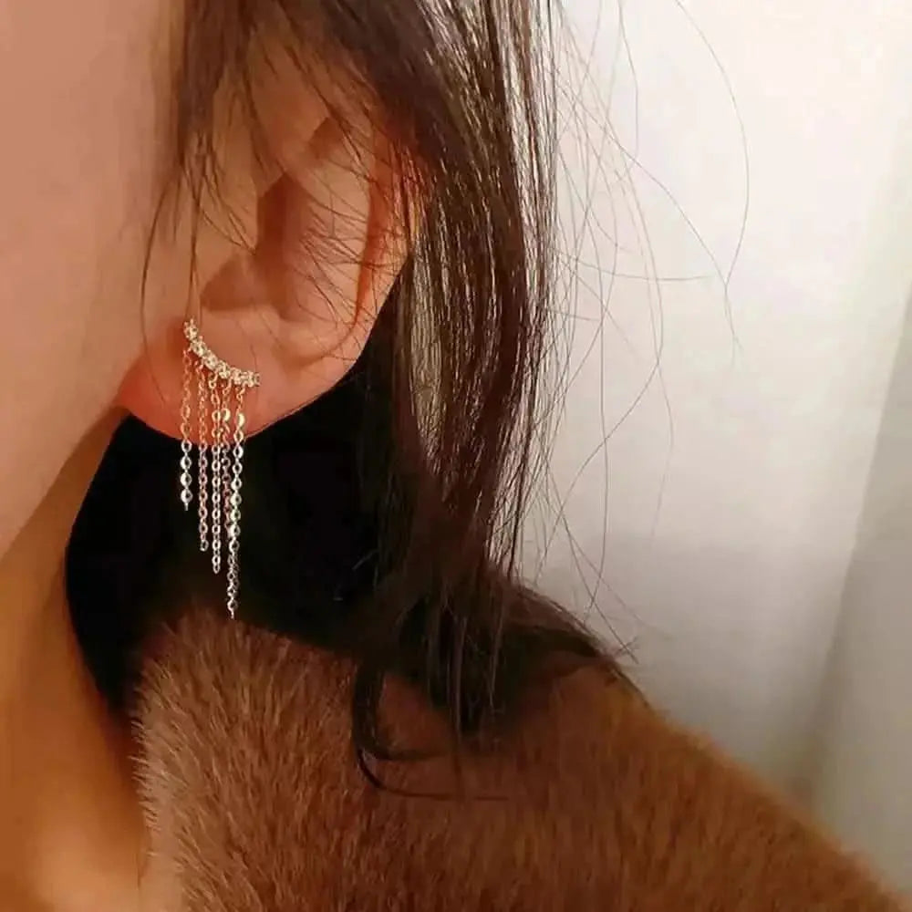 Chic Chain Tassel Earrings – Elegant and lightweight, these tassel earrings with delicate gold chains create a subtle yet sophisticated look.