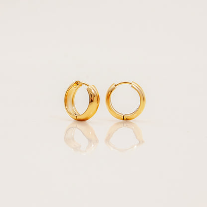 Gold earrings resistant to sweat, ocean, and pool