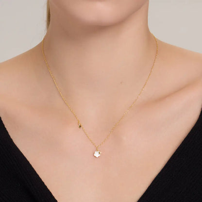 White Shell Flower Pendant Necklace