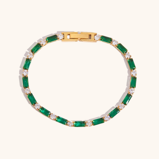 Close-up of faceted green crystals sparkling under sunlight_MiFJewelry