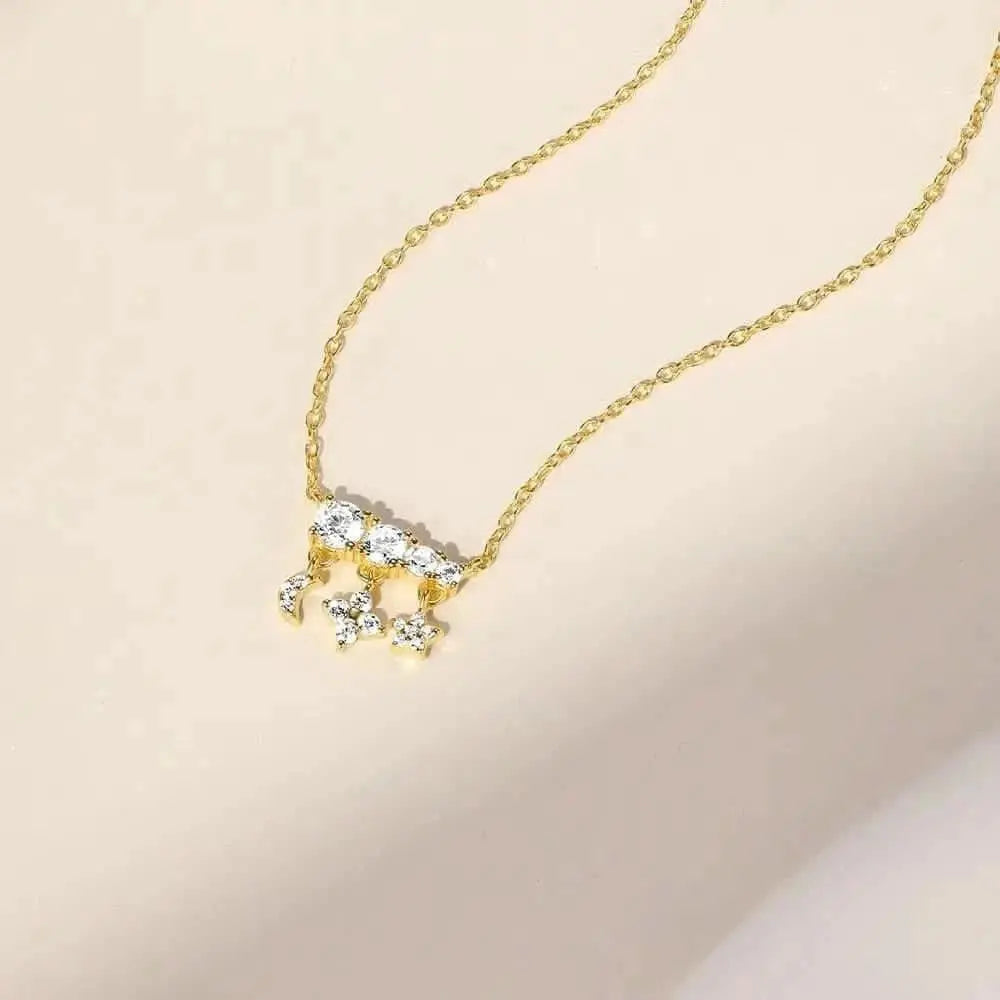 Gargantilla delicada con luna y estrellas