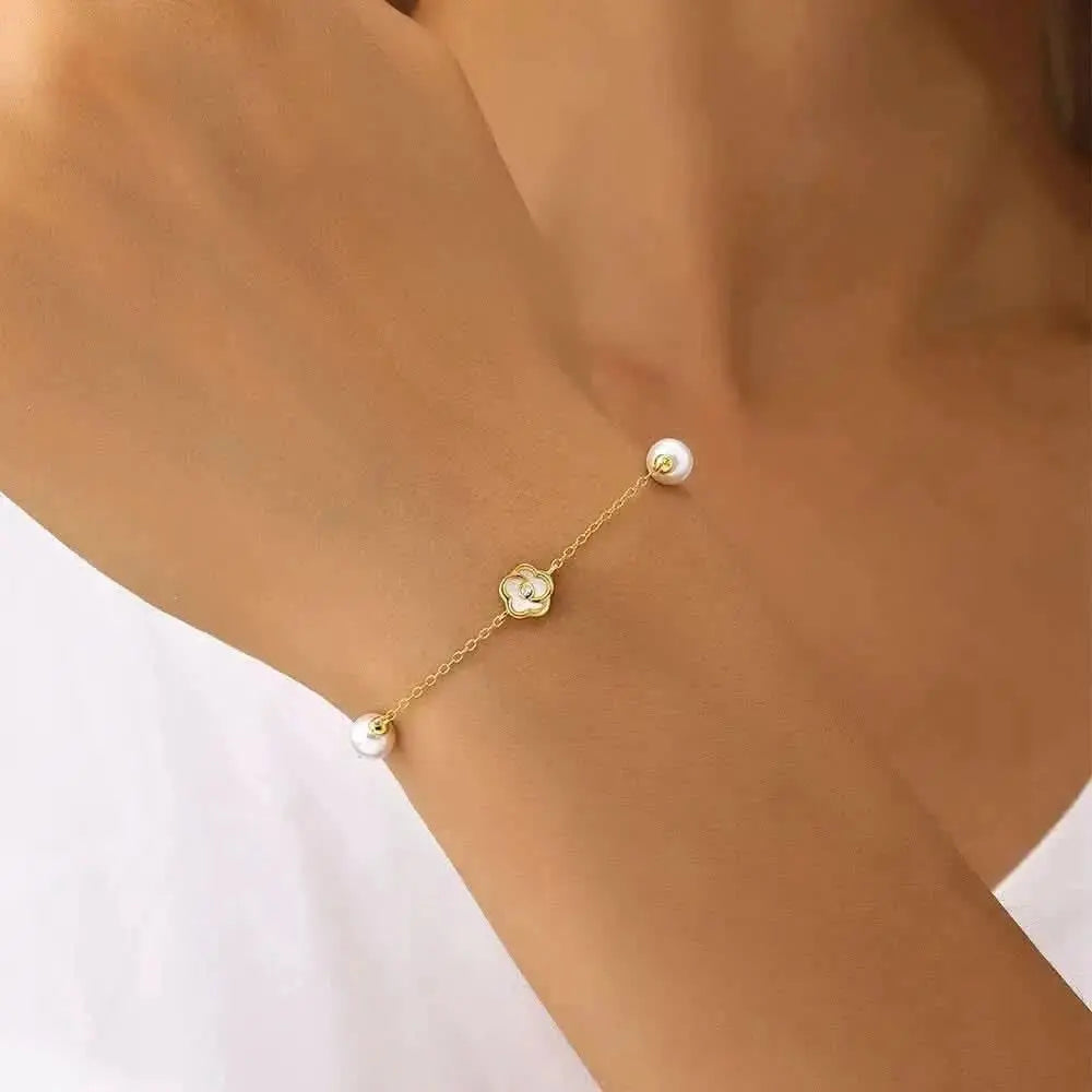 Bracelet en perles et coquillages blancs à cinq pétales