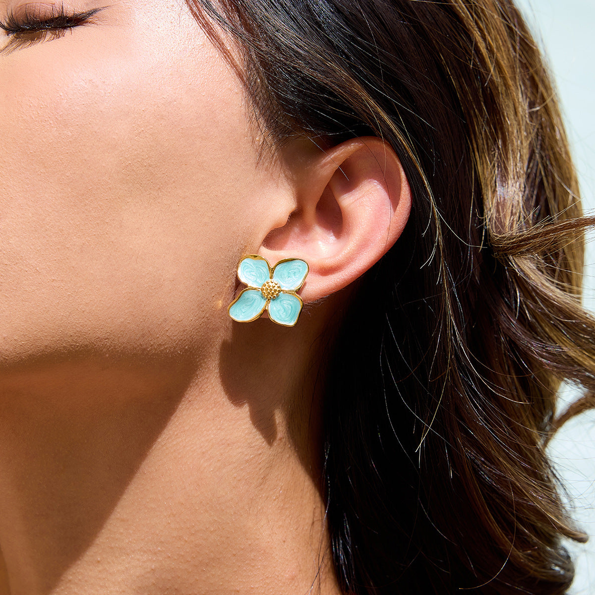 Summer look featuring mint flower earrings on woman outdoors
