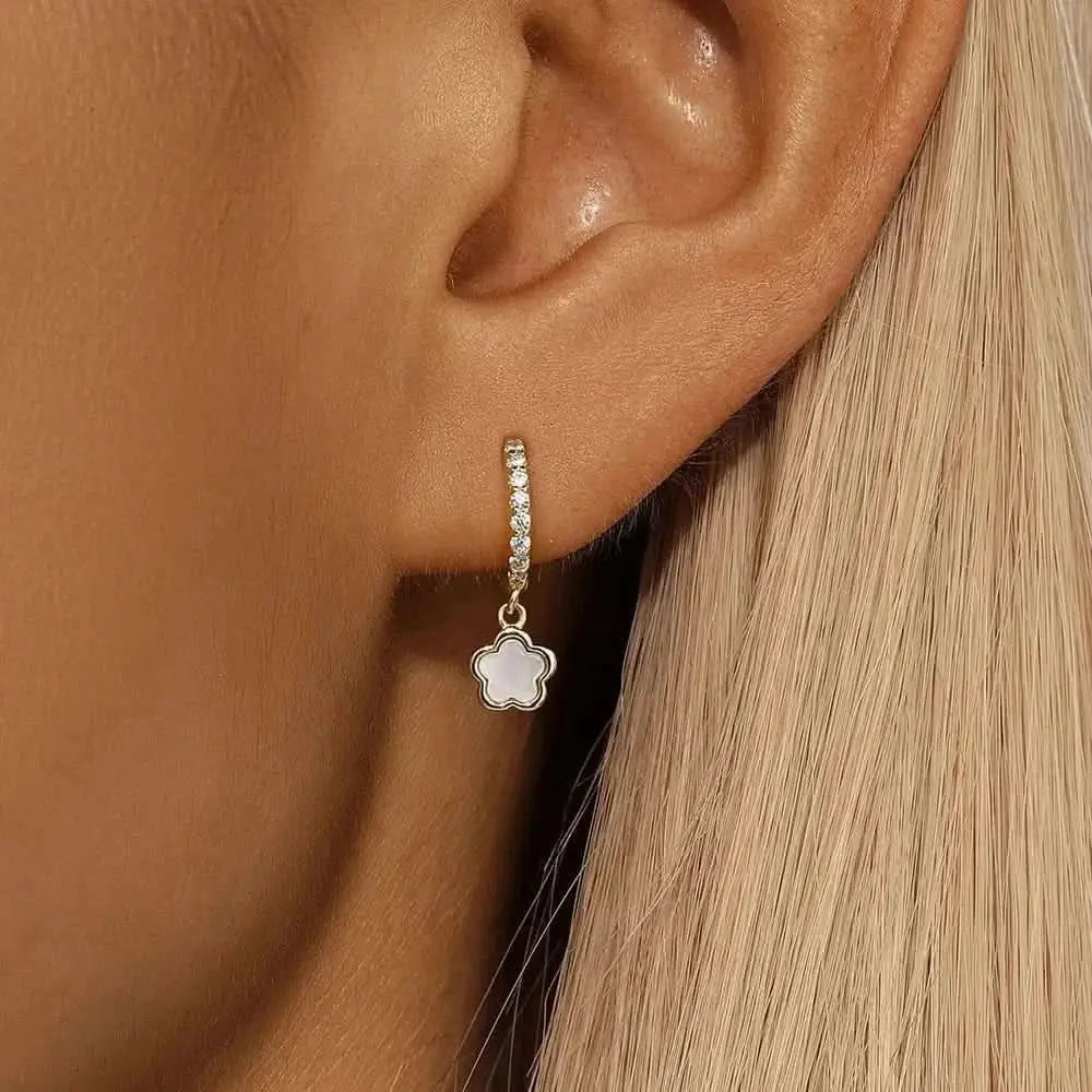 Pendientes de aro con flor de concha blanca