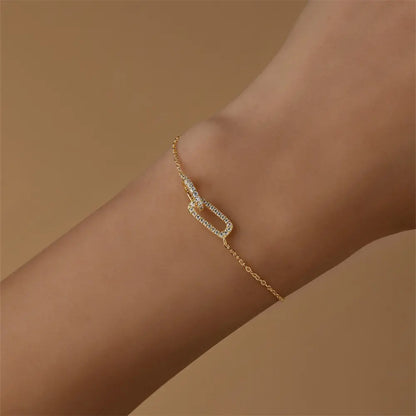  Model showcasing a 925 sterling silver bracelet with a zircon-studded link, adding a touch of sparkle to the wrist.