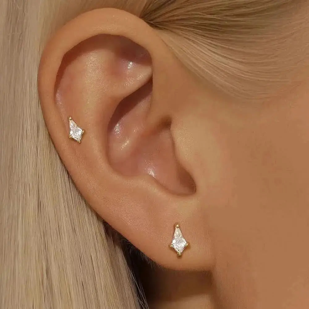 Simple yet stunning diamond-shaped crystal earrings set in gold for a touch of sparkle.
