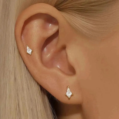 Simple yet stunning diamond-shaped crystal earrings set in gold for a touch of sparkle.