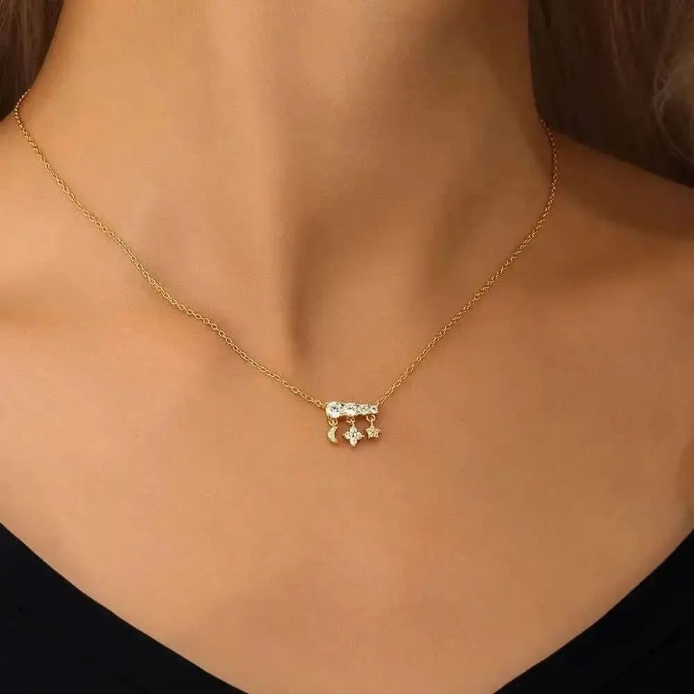 Gargantilla delicada con luna y estrellas