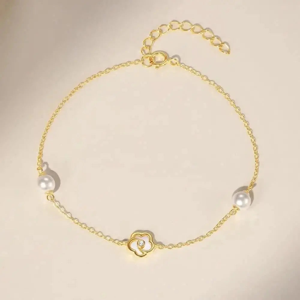 Bracelet en perles et coquillages blancs à cinq pétales