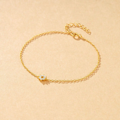 Beautiful gold flower bracelet with diamond details, perfect for a refined and classy look.